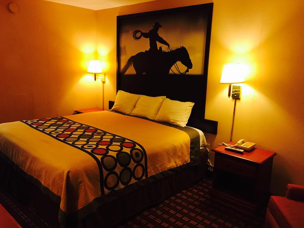 Super 8 By Wyndham Longview/i-20
